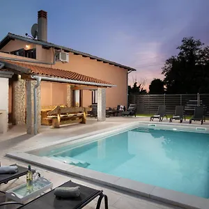  Villa Franika